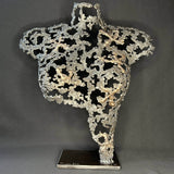 Sculpture contemporaine Belisama Le Souffle de Philippe Buil, buste de femme à taille réelle en dentelle de métal acier et bronze avec étoiles fondues, vue de face sur fond sombre.