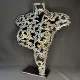 Sculpture contemporaine Belisama Le Souffle de Philippe Buil, buste de femme à taille réelle en dentelle de métal acier et bronze avec étoiles fondues, vue de profil sur fond sombre.