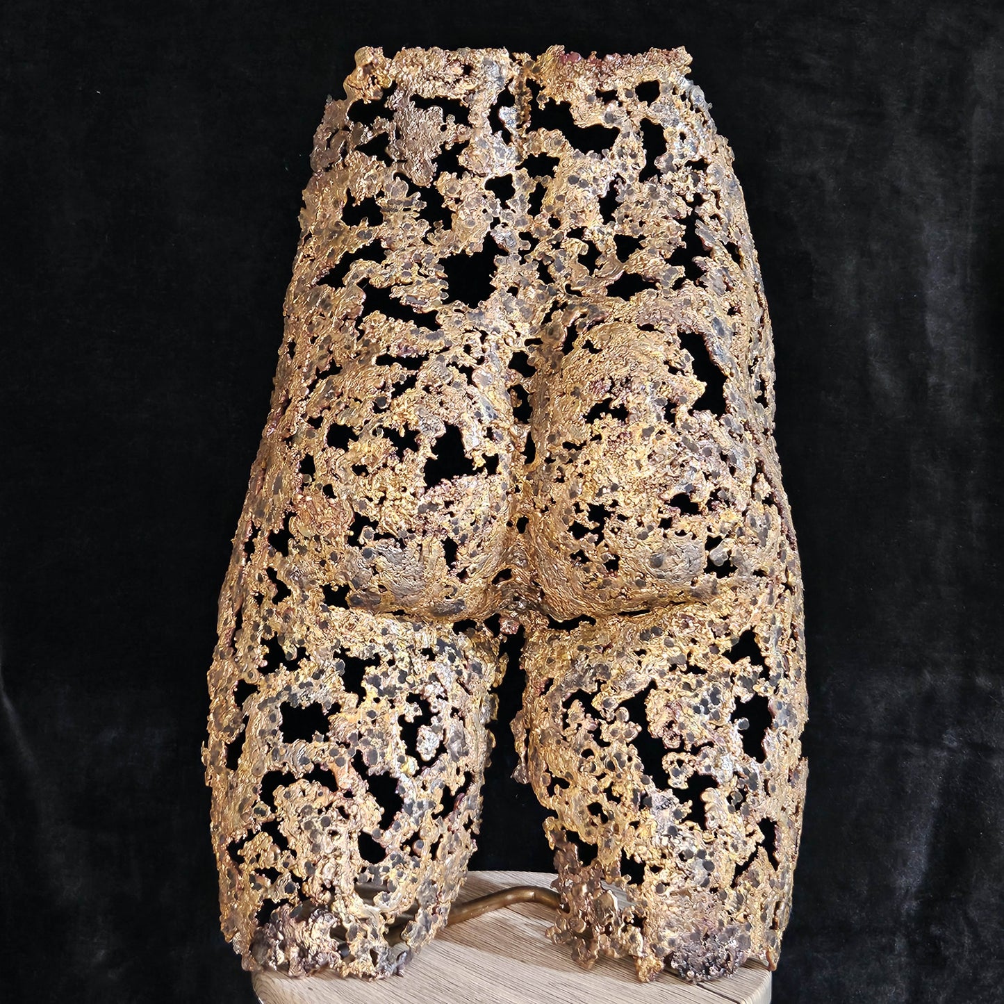 Kouros ô séant - Sculpture Fessier en dentelle de bronze