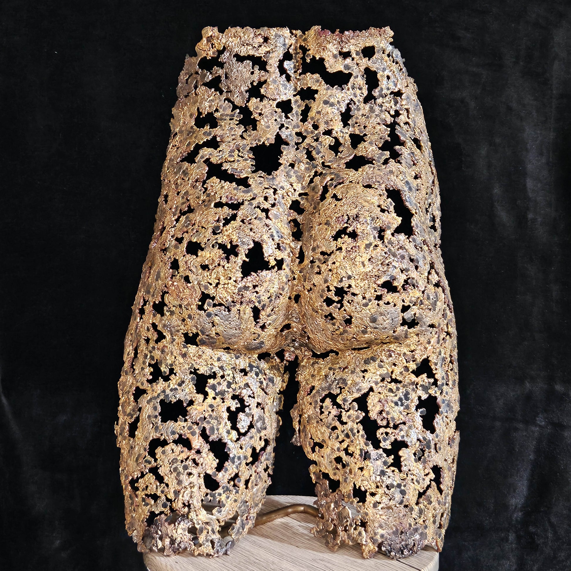 Kouros ô séant - Sculpture Fessier en dentelle de bronze