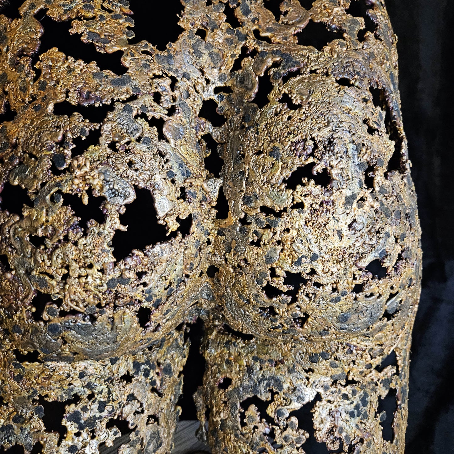 Kouros ô séant - Sculpture Fessier en dentelle de bronze