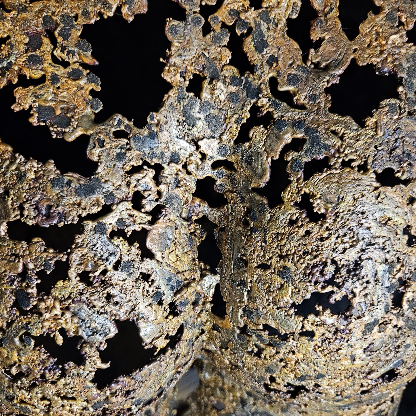 Kouros ô séant - Sculpture Fessier en dentelle de bronze