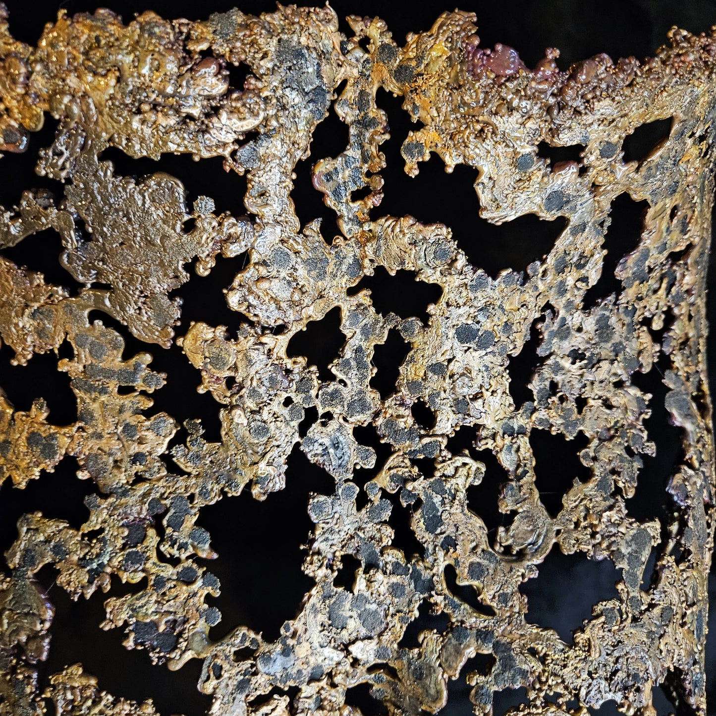 Kouros ô séant - Sculpture Fessier en dentelle de bronze