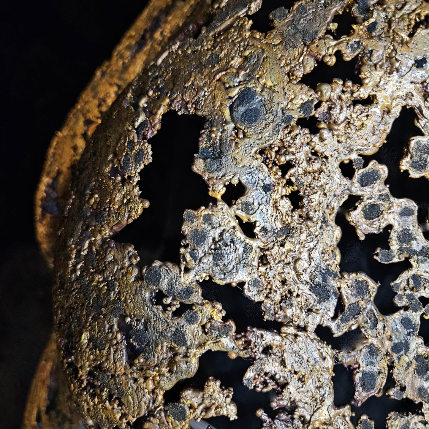 Kouros ô séant - Sculpture Fessier en dentelle de bronze