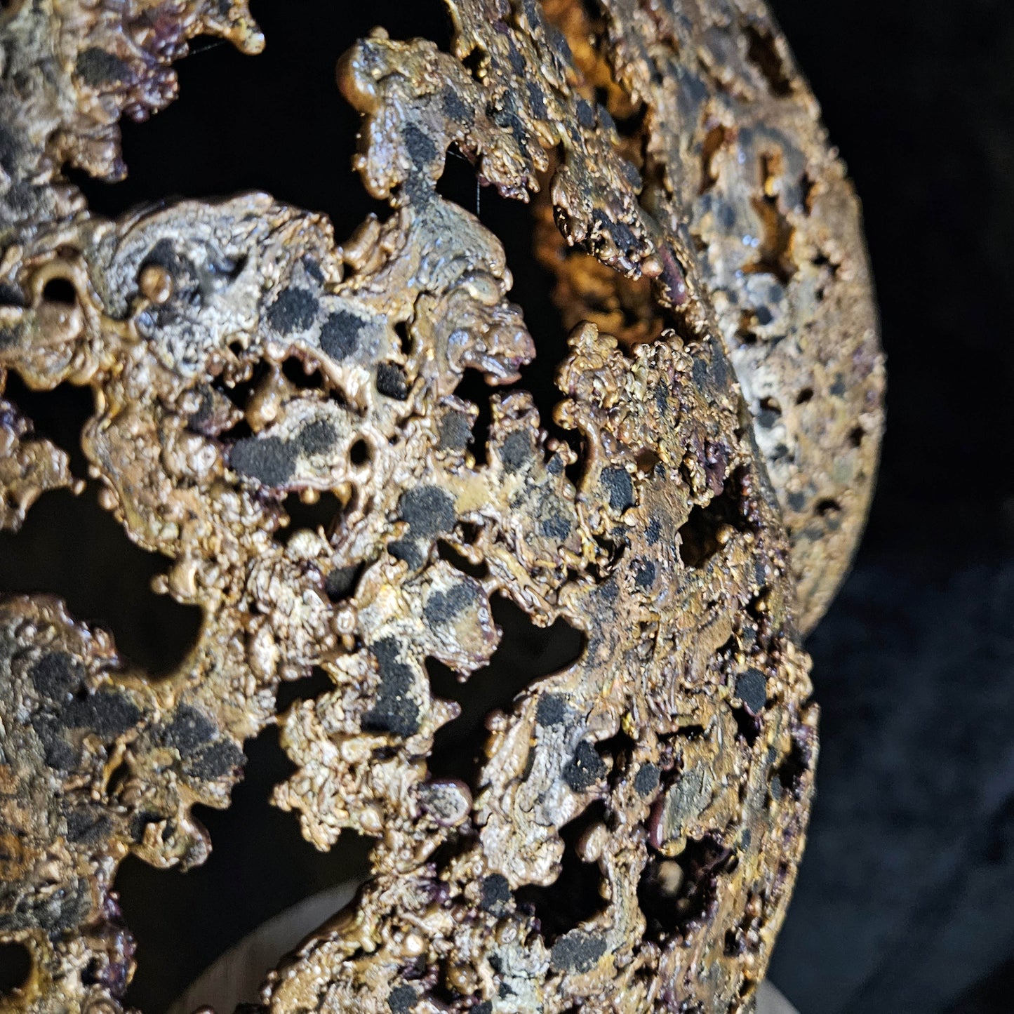 Kouros ô séant - Sculpture Fessier en dentelle de bronze