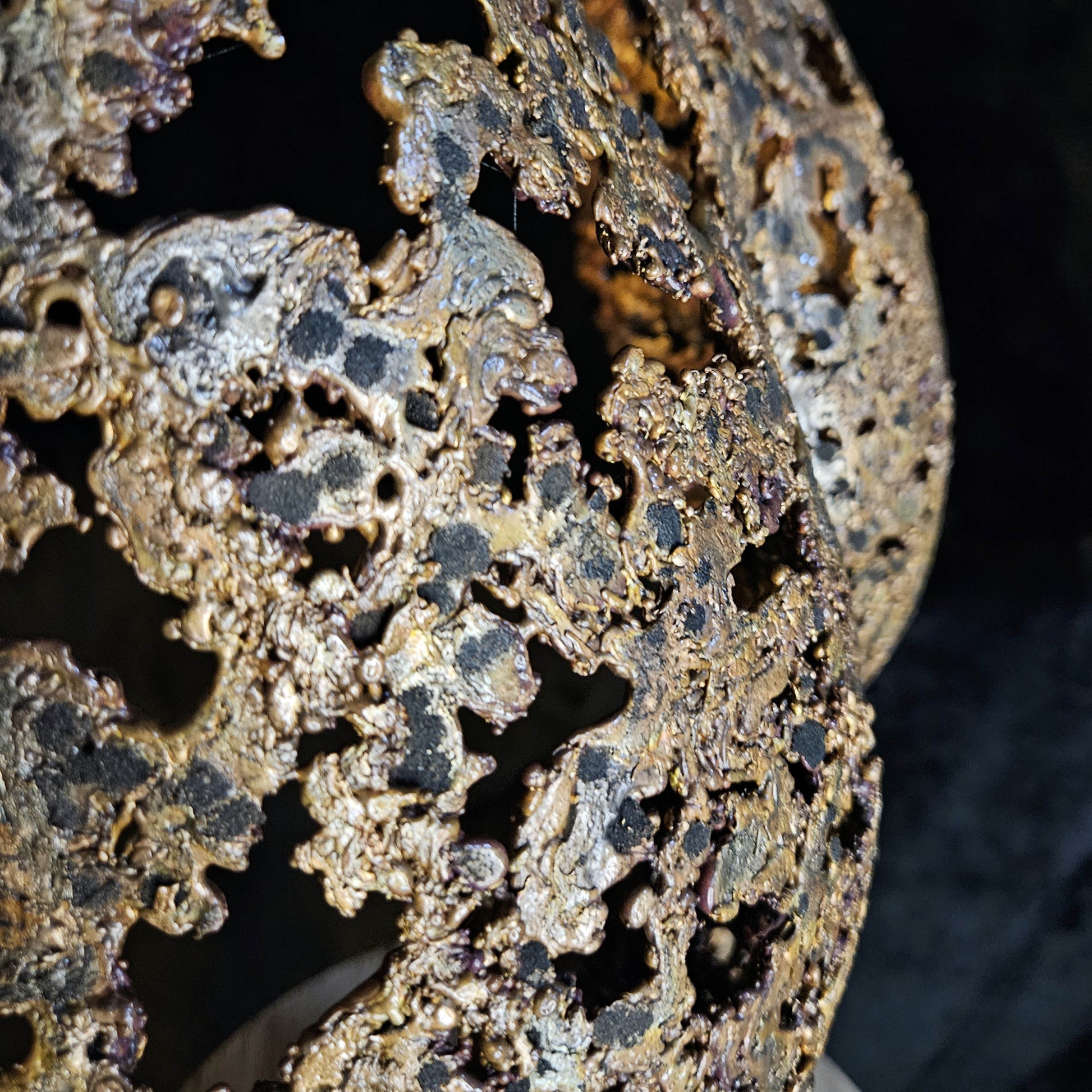 Kouros ô séant - Sculpture Fessier en dentelle de bronze