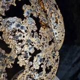Kouros ô séant - Sculpture Fessier en dentelle de bronze
