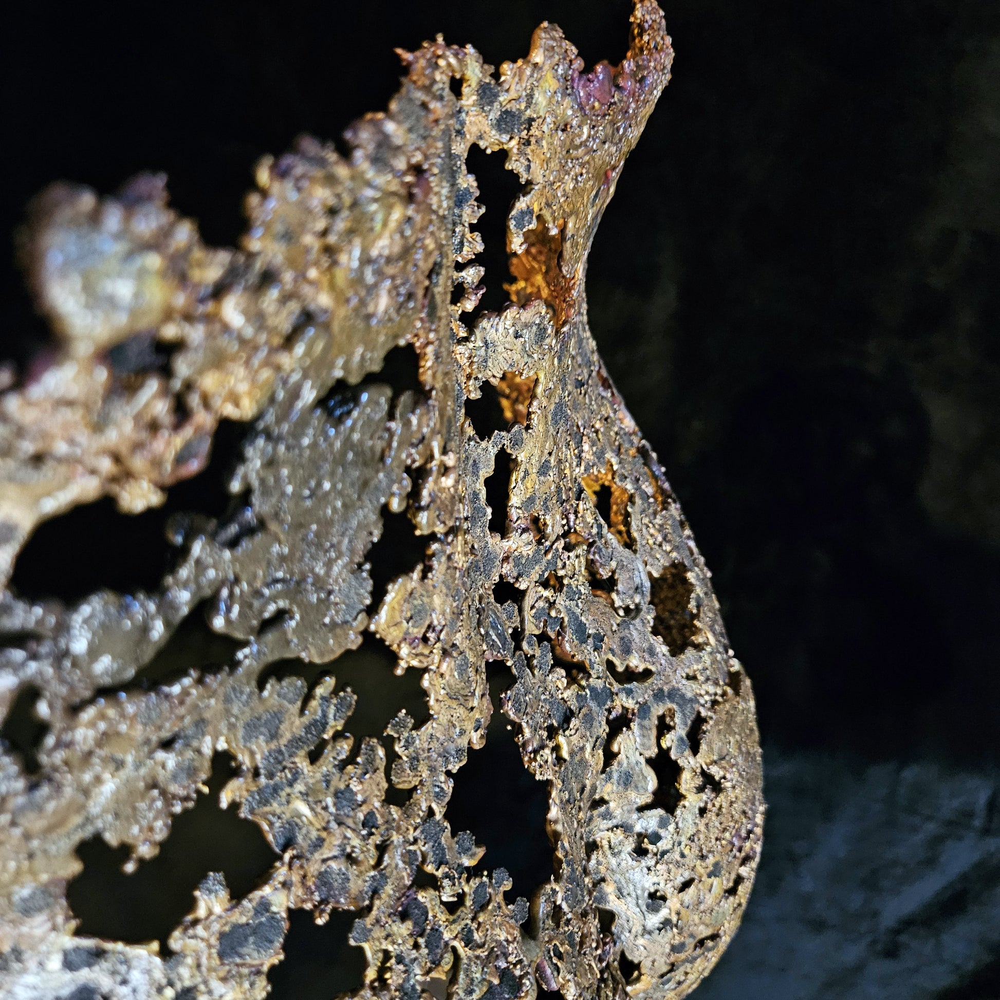 Kouros ô séant - Sculpture Fessier en dentelle de bronze