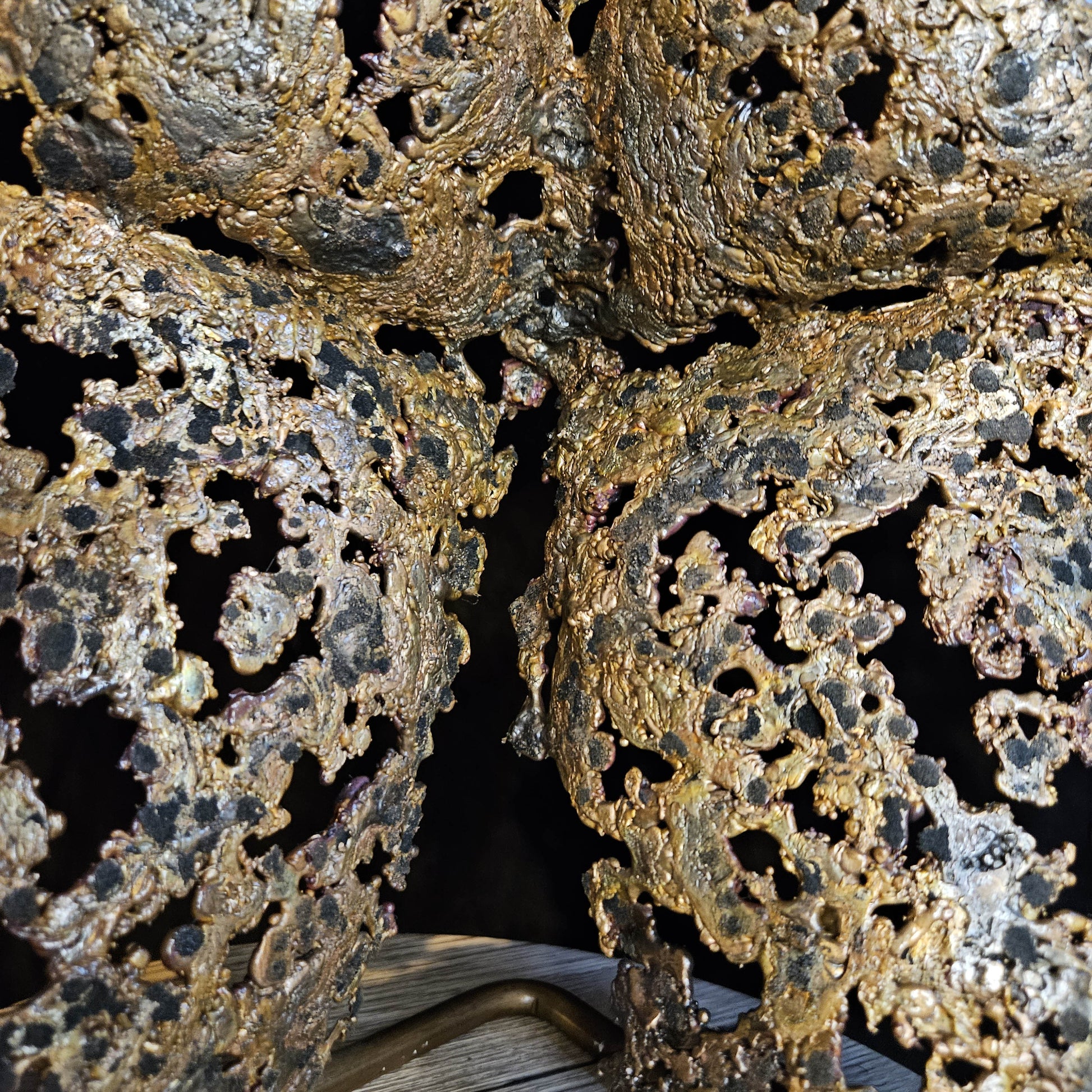 Kouros ô séant - Sculpture Fessier en dentelle de bronze