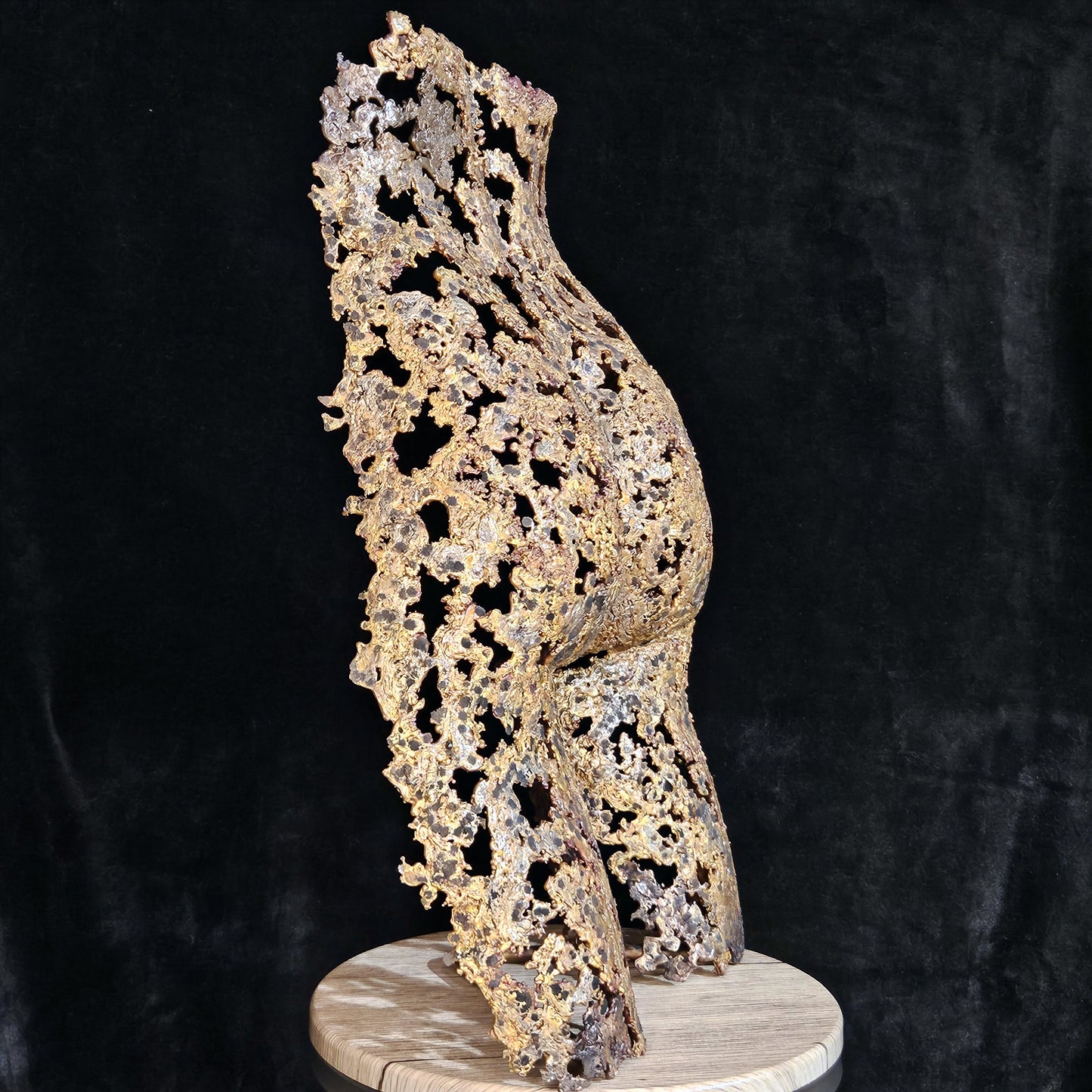 Kouros ô séant - Sculpture Fessier en dentelle de bronze