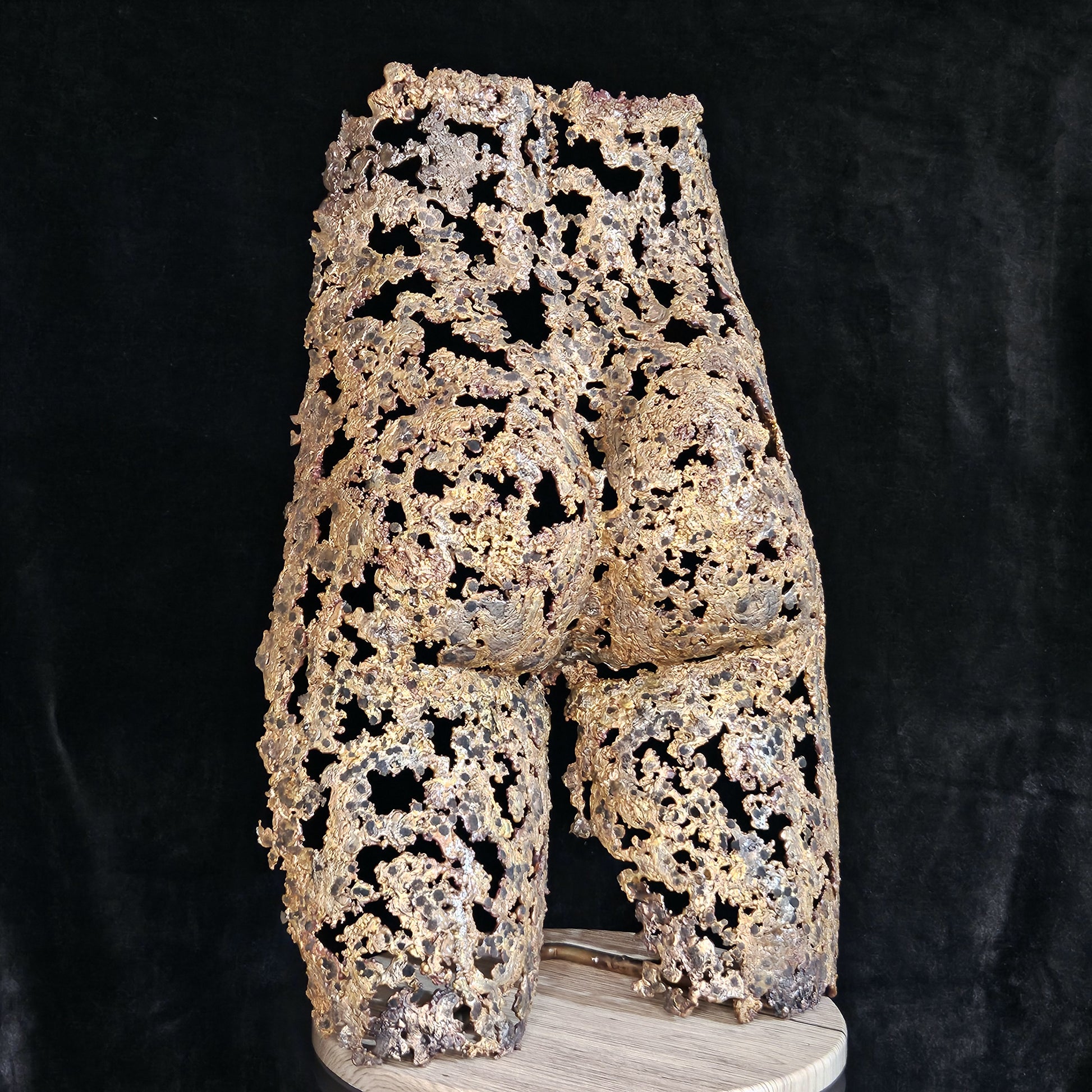 Kouros ô séant - Sculpture Fessier en dentelle de bronze