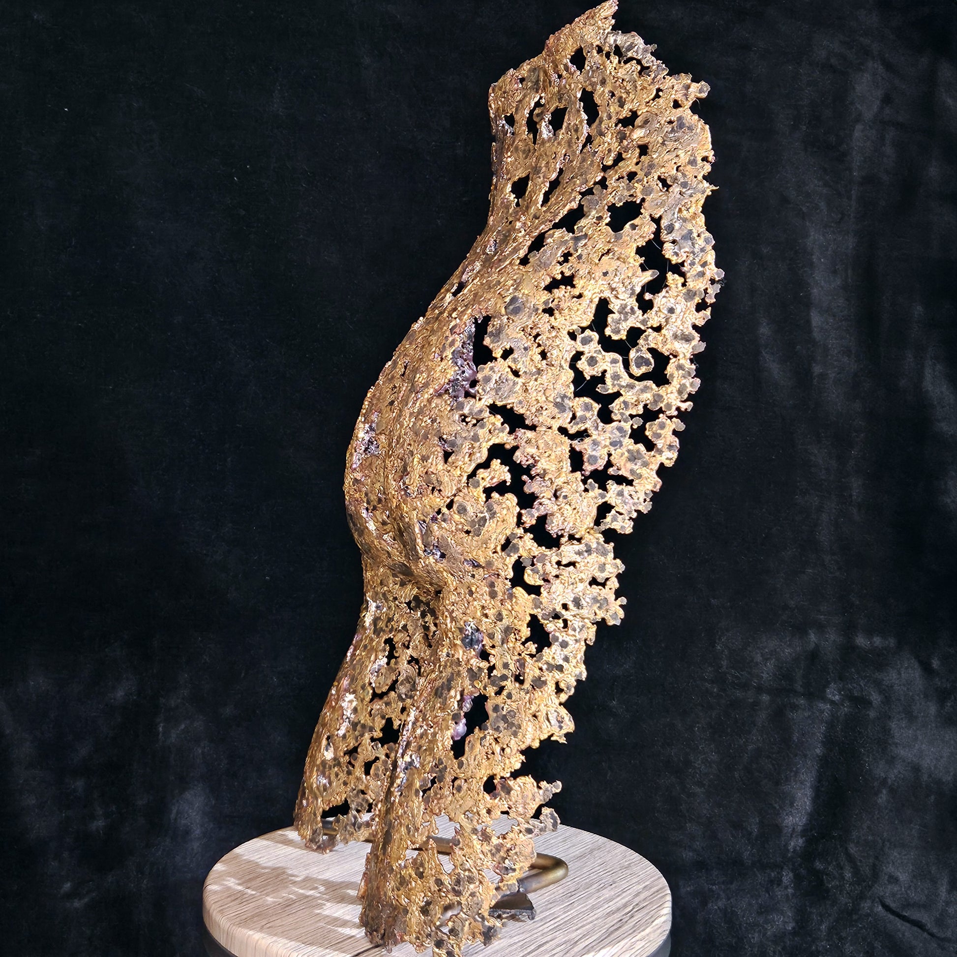 Kouros ô séant - Sculpture Fessier en dentelle de bronze