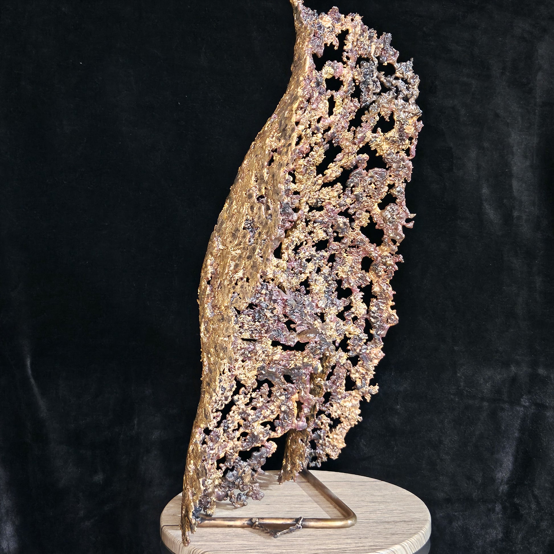 Kouros ô séant - Sculpture Fessier en dentelle de bronze