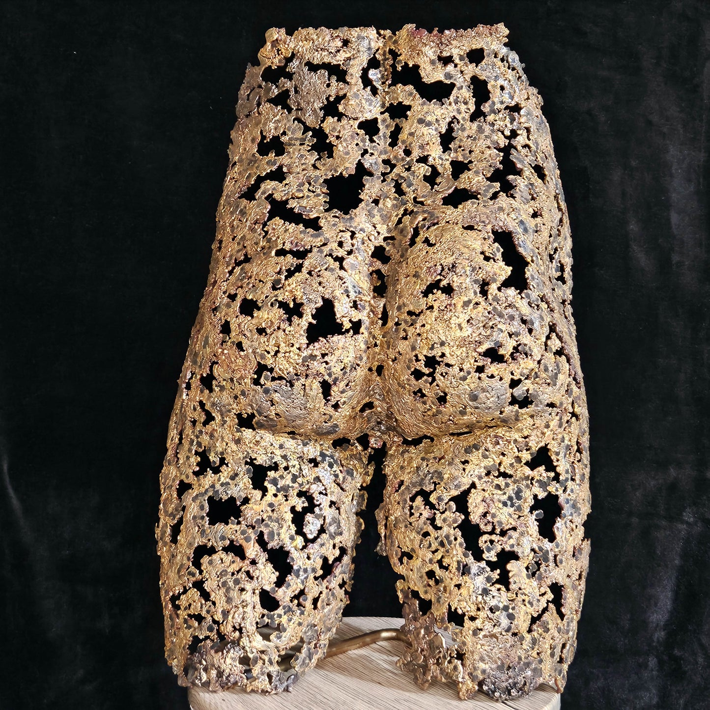 Kouros ô séant - Sculpture Fessier en dentelle de bronze