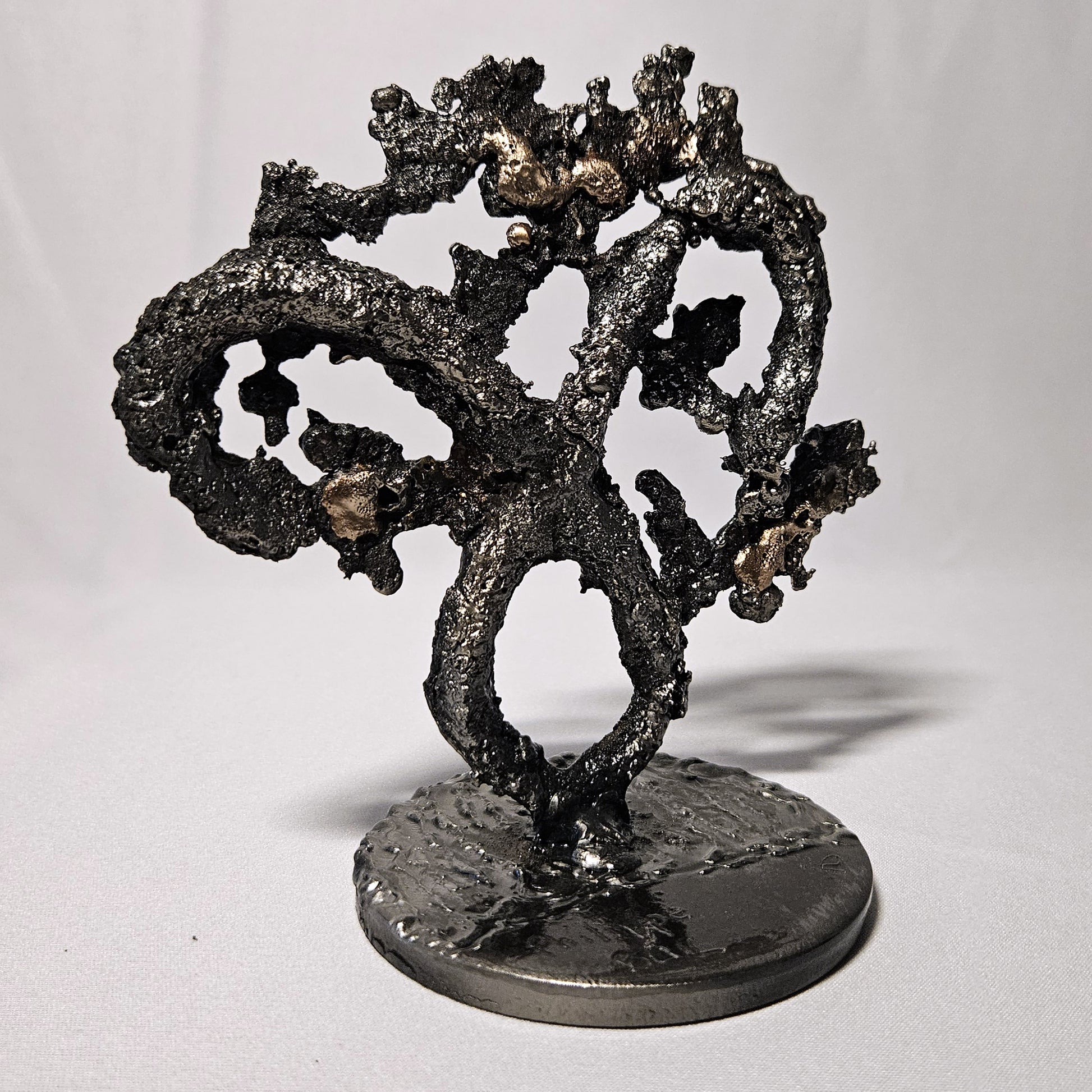 Sculpture représentant le signe astrologique du Bélier en dentelle de métal. Symbole de la force et de la passion du Bélier.