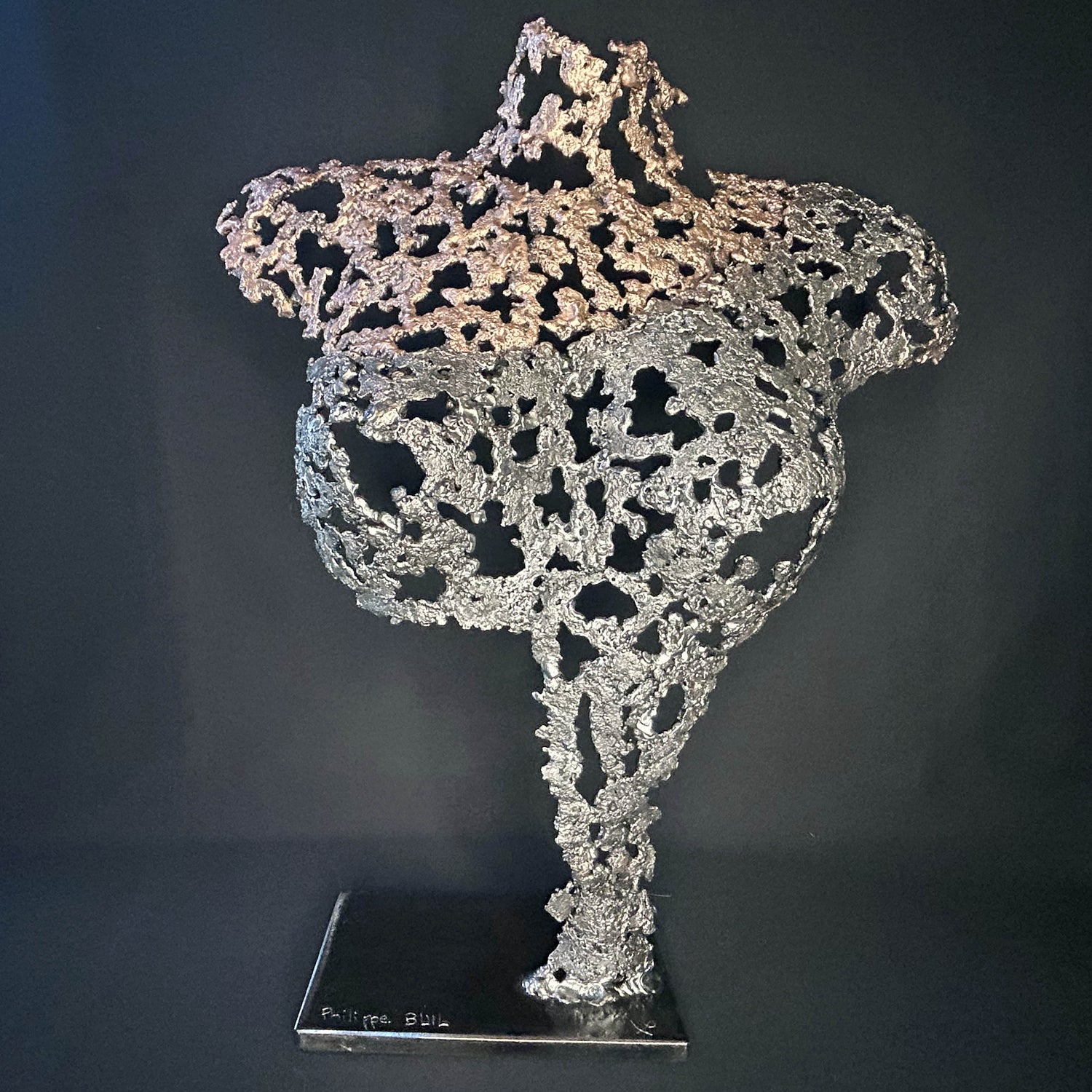 Sculpture contemporaine Belisama Andalouse sacrée par Philippe Buil, buste de femme en dentelle de métal bronze et acier sur socle noir. Vue de face