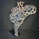 Sculpture contemporaine Belisama Andalouse sacrée par Philippe Buil, buste de femme en dentelle de métal bronze et acier sur socle noir. Vue de profil