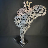 Sculpture contemporaine Belisama Andalouse sacrée par Philippe Buil, buste de femme en dentelle de métal bronze et acier sur socle noir. Vue de profil