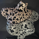 Sculpture contemporaine Belisama Andalouse sacrée par Philippe Buil, buste de femme en dentelle de métal bronze et acier sur socle noir. détail matière
