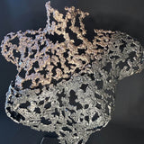Sculpture contemporaine Belisama Andalouse sacrée par Philippe Buil, buste de femme en dentelle de métal bronze et acier sur socle noir. détail matière