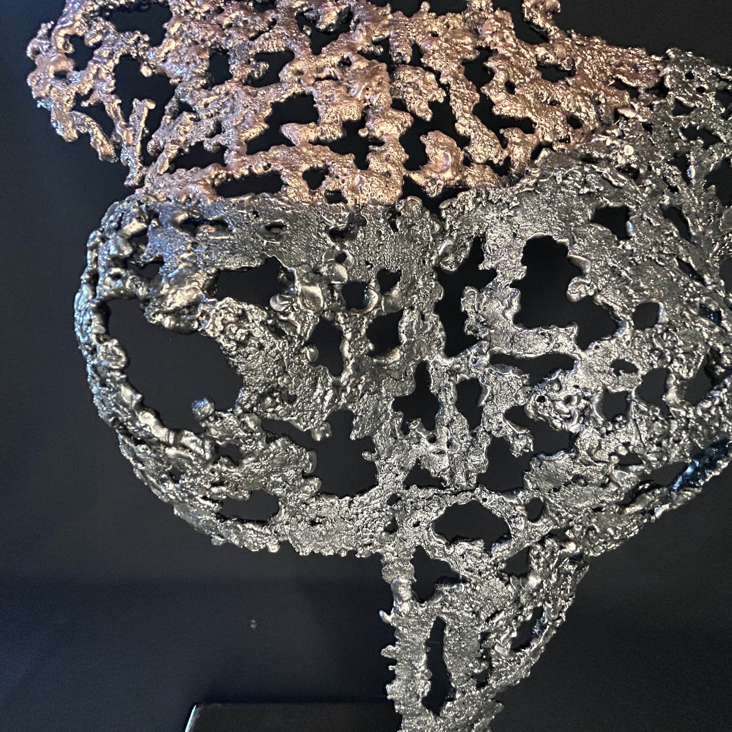 Sculpture contemporaine Belisama Andalouse sacrée par Philippe Buil, buste de femme en dentelle de métal bronze et acier sur socle noir. détail matière