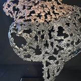 Sculpture contemporaine Belisama Andalouse sacrée par Philippe Buil, buste de femme en dentelle de métal bronze et acier sur socle noir. détail matière