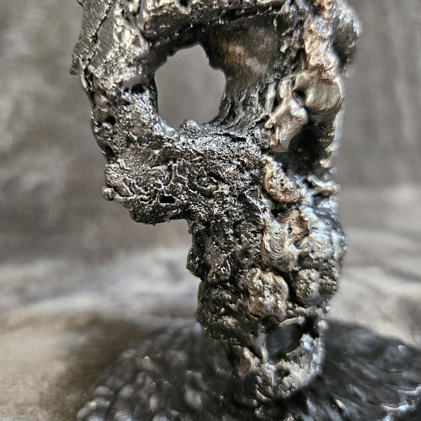 Crane 82-23 - Sculpture tete de mort métal dentelle acier et bronze