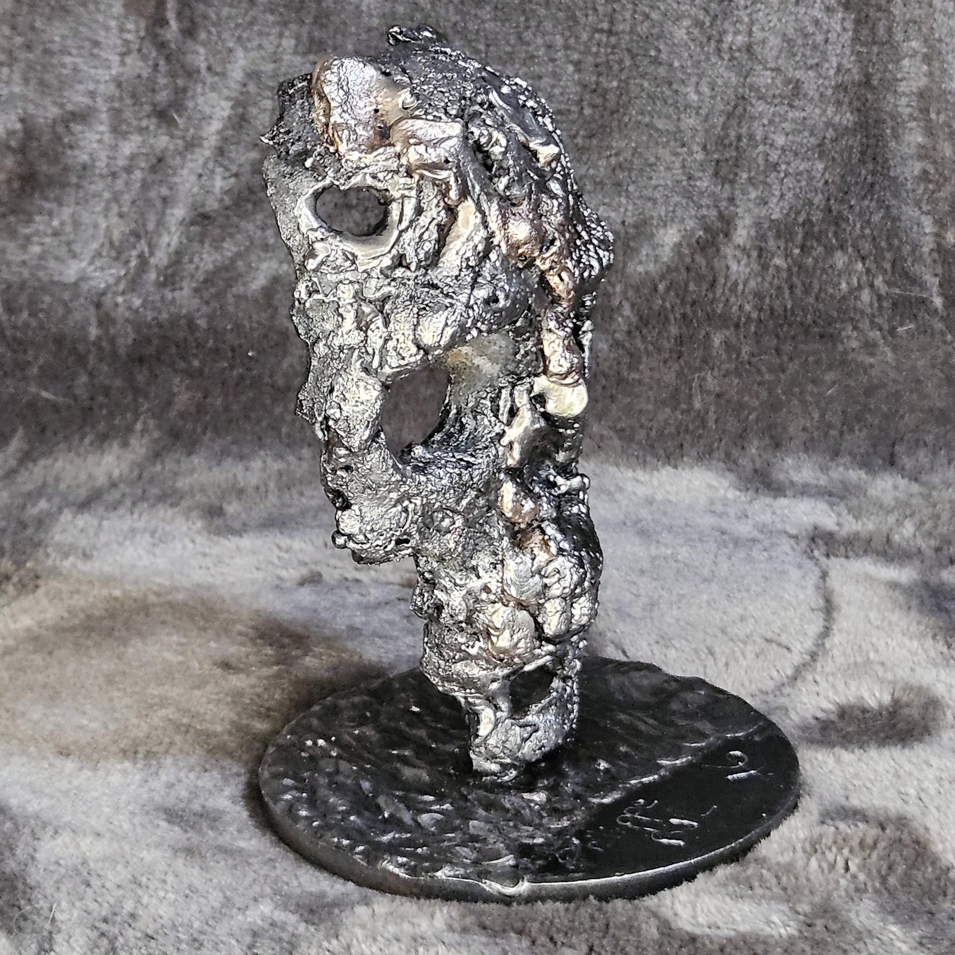 Crane 82-23 - Sculpture tete de mort métal dentelle acier et bronze