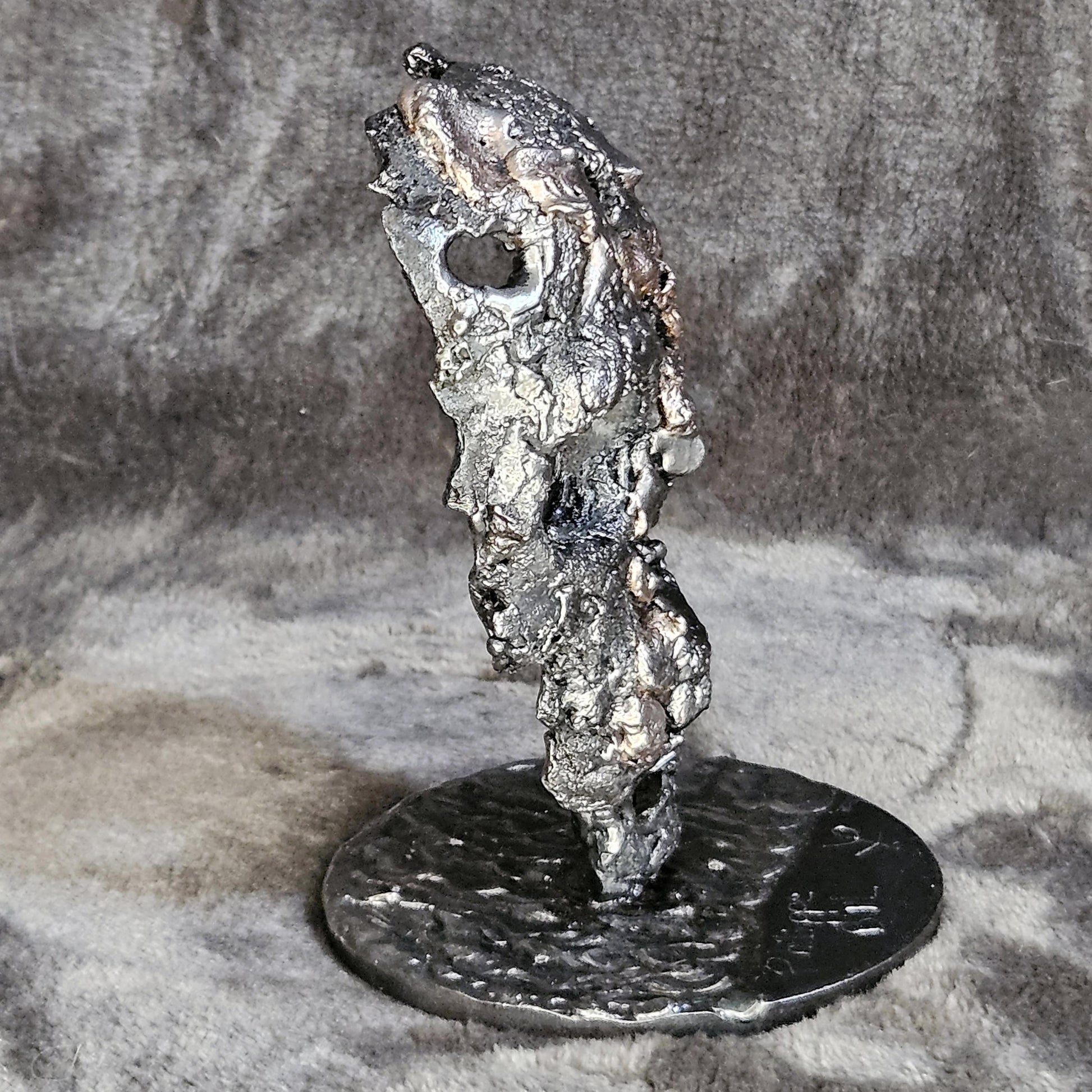 Crane 82-23 - Sculpture tete de mort métal dentelle acier et bronze