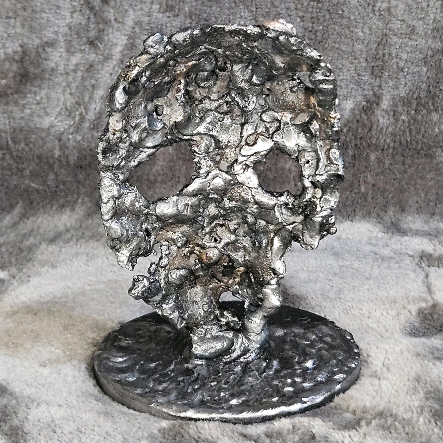 Crane 82-23 - Sculpture tete de mort métal dentelle acier et bronze