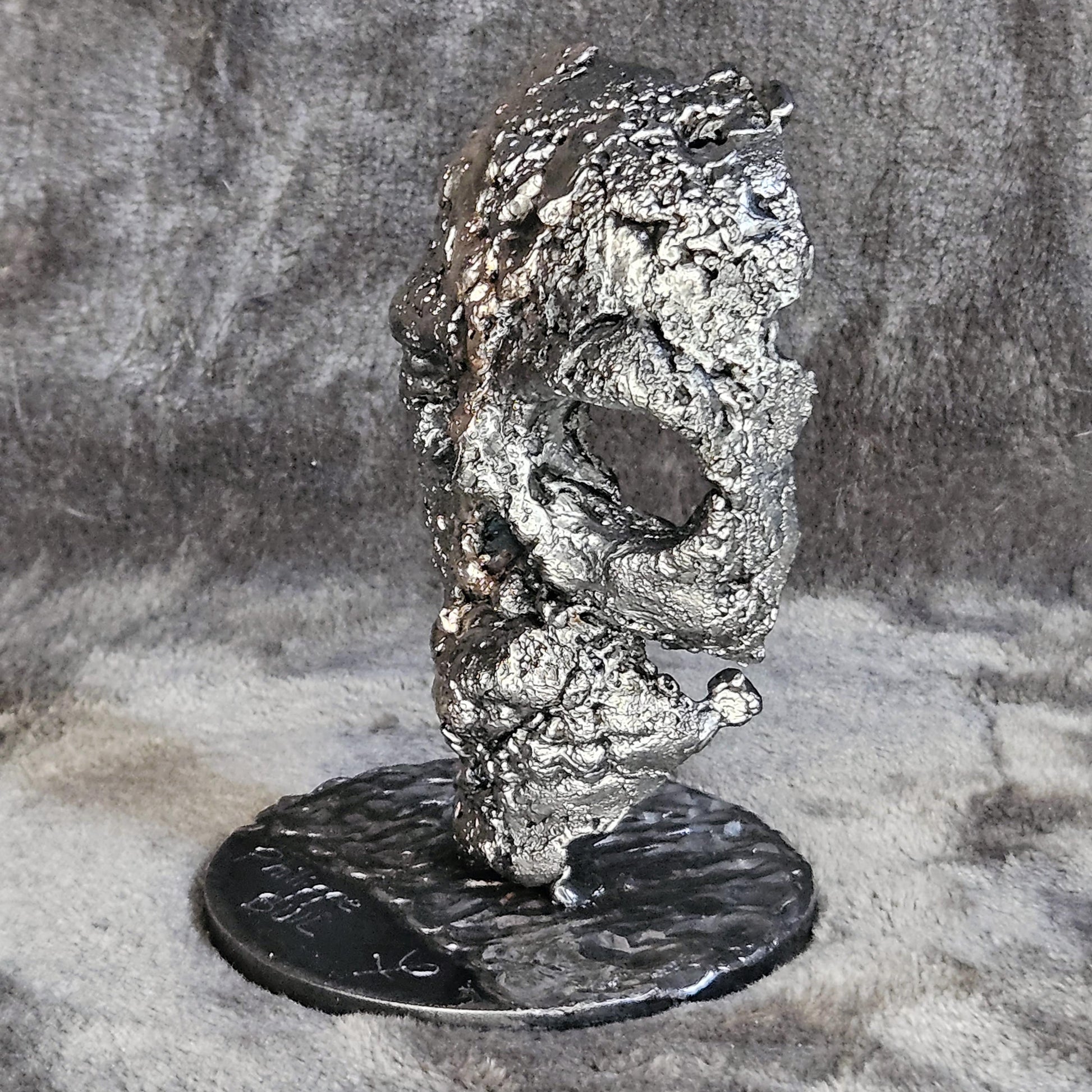 Crane 82-23 - Sculpture tete de mort métal dentelle acier et bronze