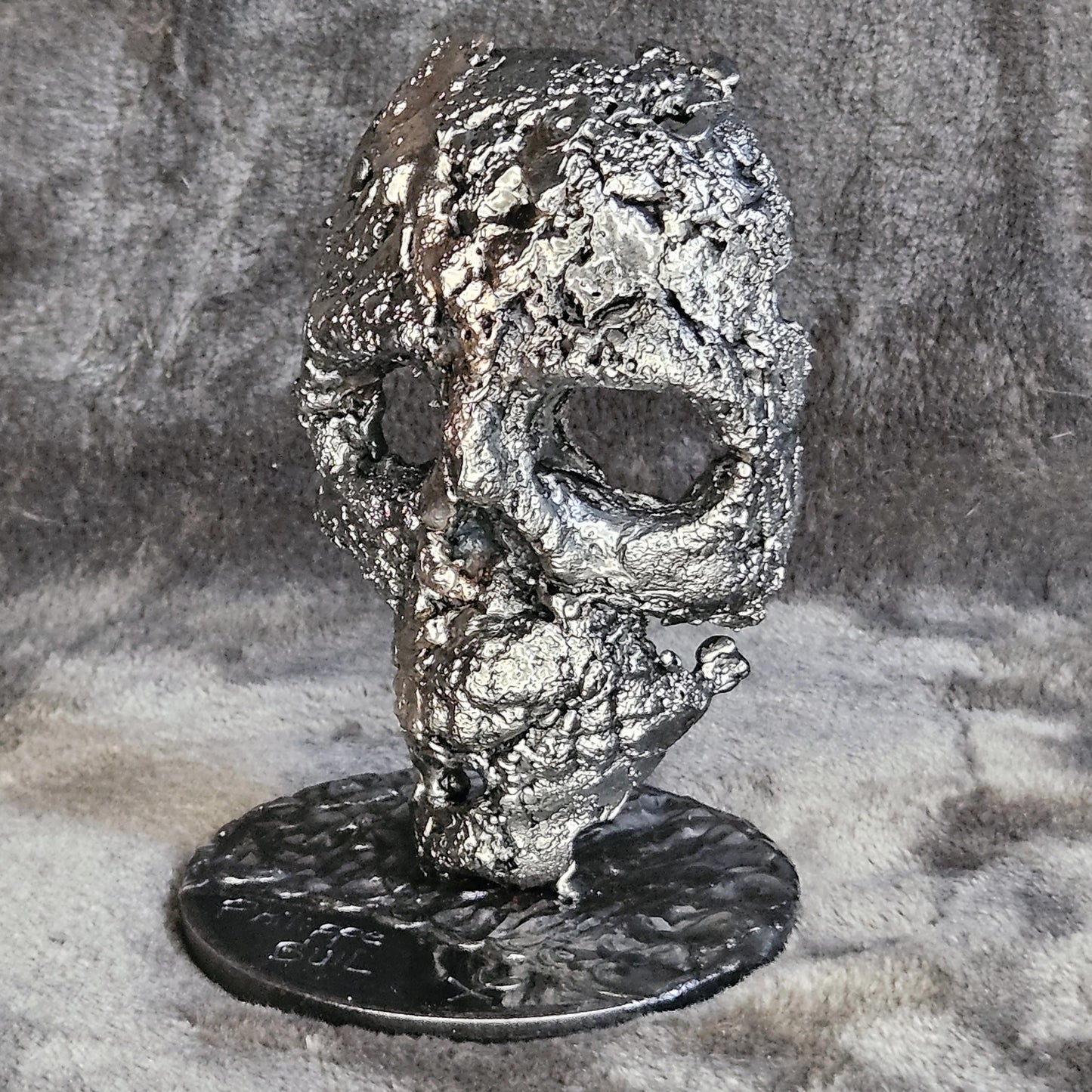 Crane 82-23 - Sculpture tete de mort métal dentelle acier et bronze