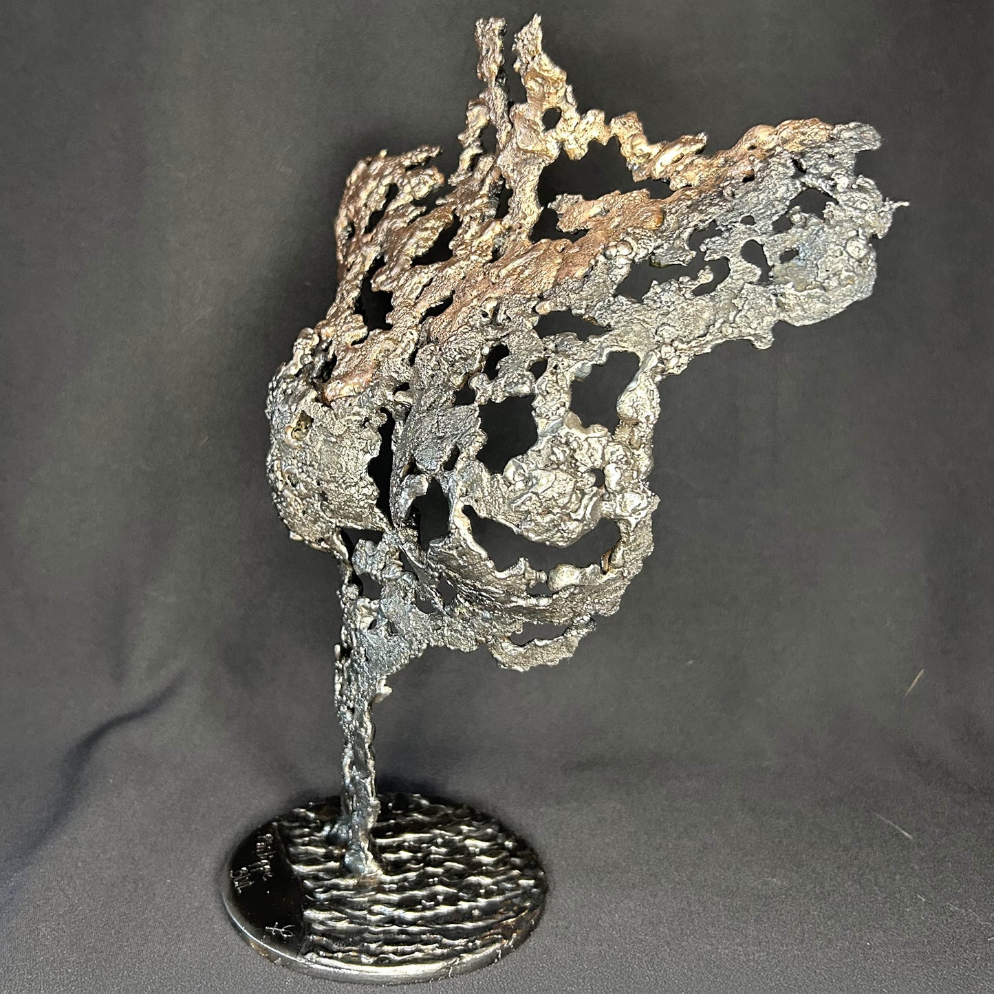 Sculpture buste de femme en dentelle de métal bicolore bronze et acier, série Parvati par Philippe Buil, échelle 1/3, effet drapé métallique - vue de profil