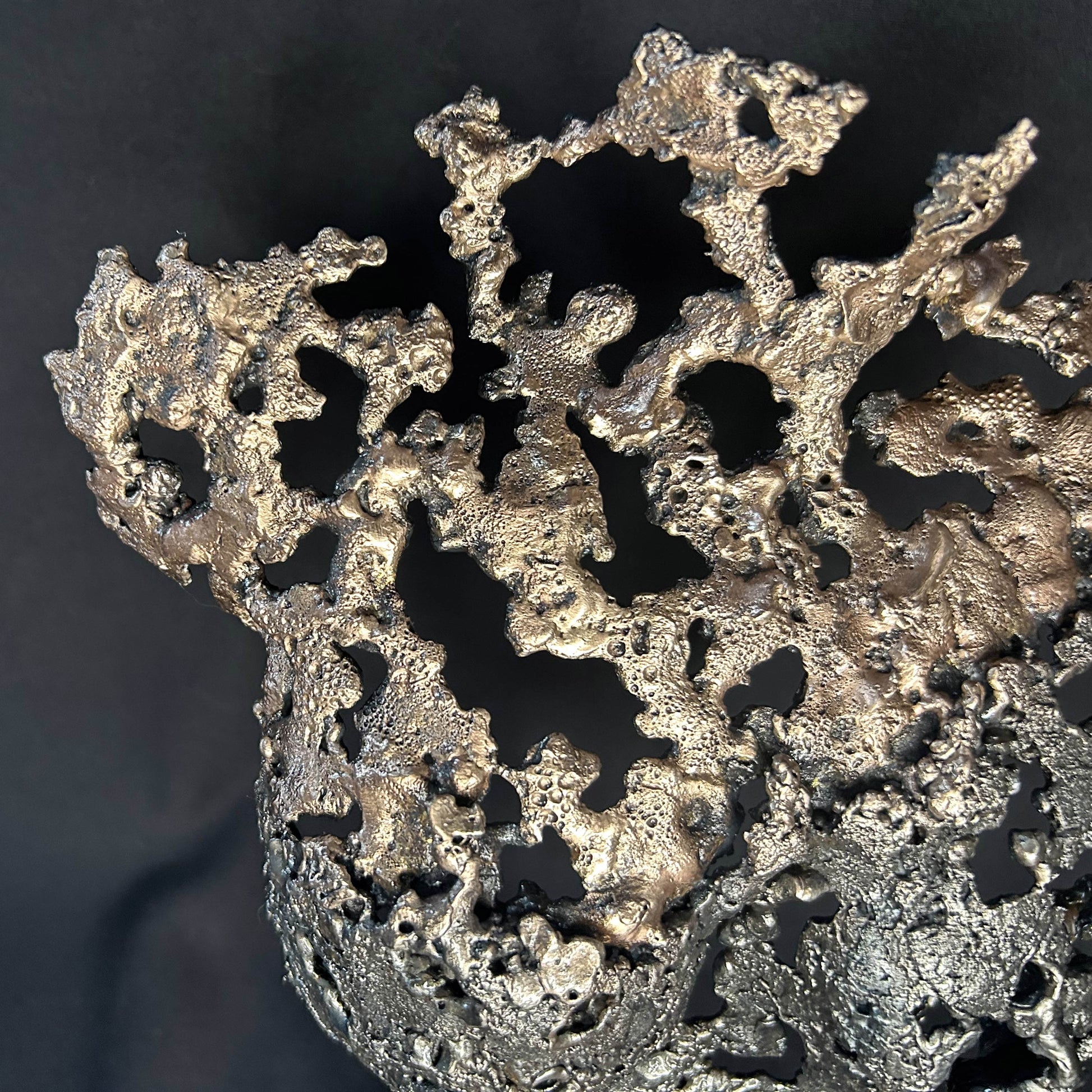 Sculpture buste de femme en dentelle de métal bicolore bronze et acier, série Parvati par Philippe Buil, échelle 1/3, effet drapé métallique - détail matière