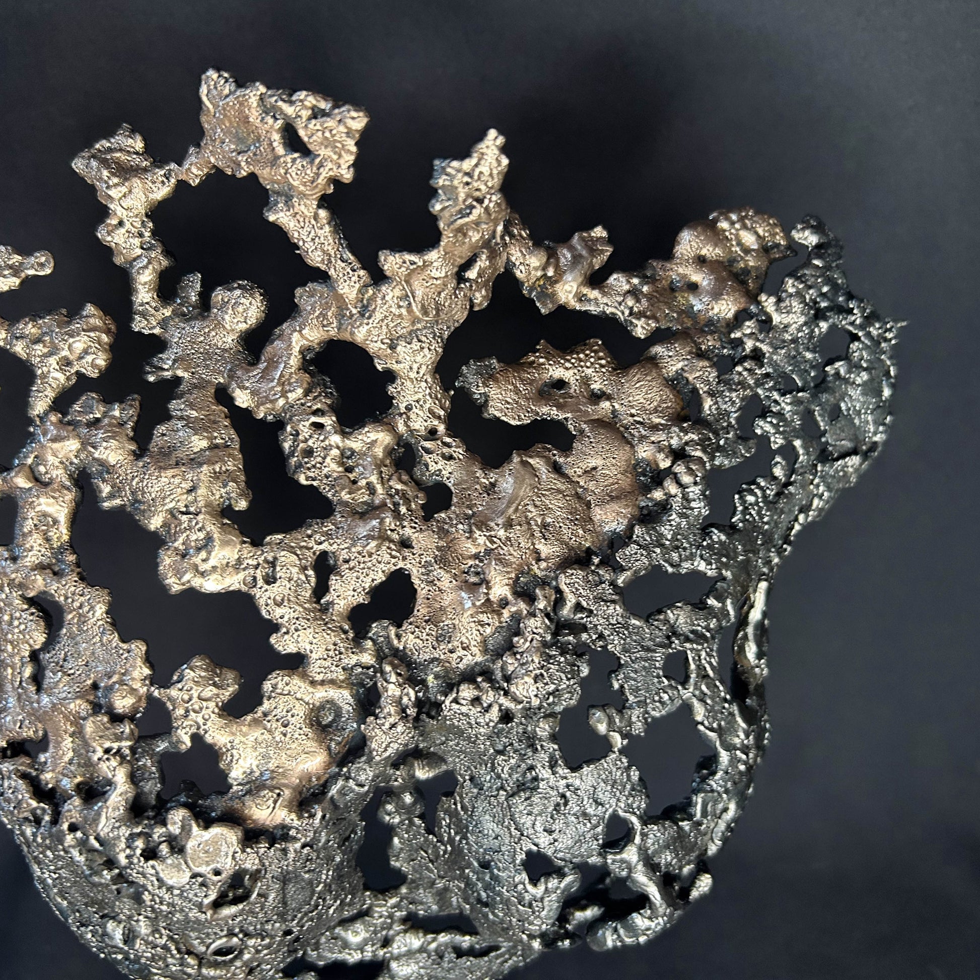 Sculpture buste de femme en dentelle de métal bicolore bronze et acier, série Parvati par Philippe Buil, échelle 1/3, effet drapé métallique - détail matière