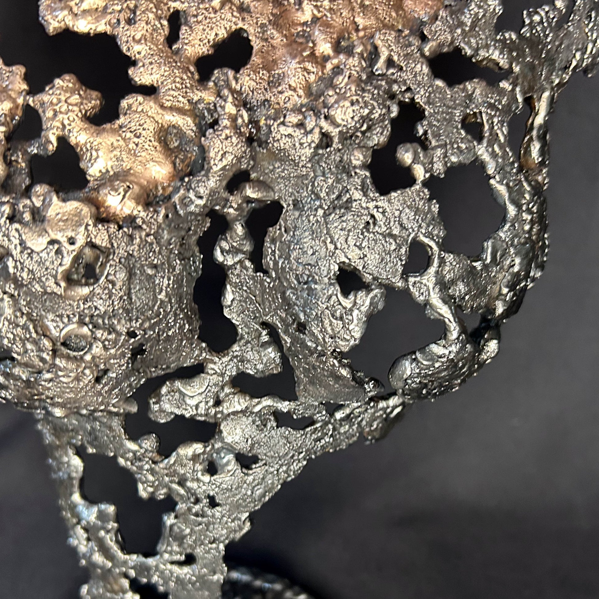 Sculpture buste de femme en dentelle de métal bicolore bronze et acier, série Parvati par Philippe Buil, échelle 1/3, effet drapé métallique - détail matière