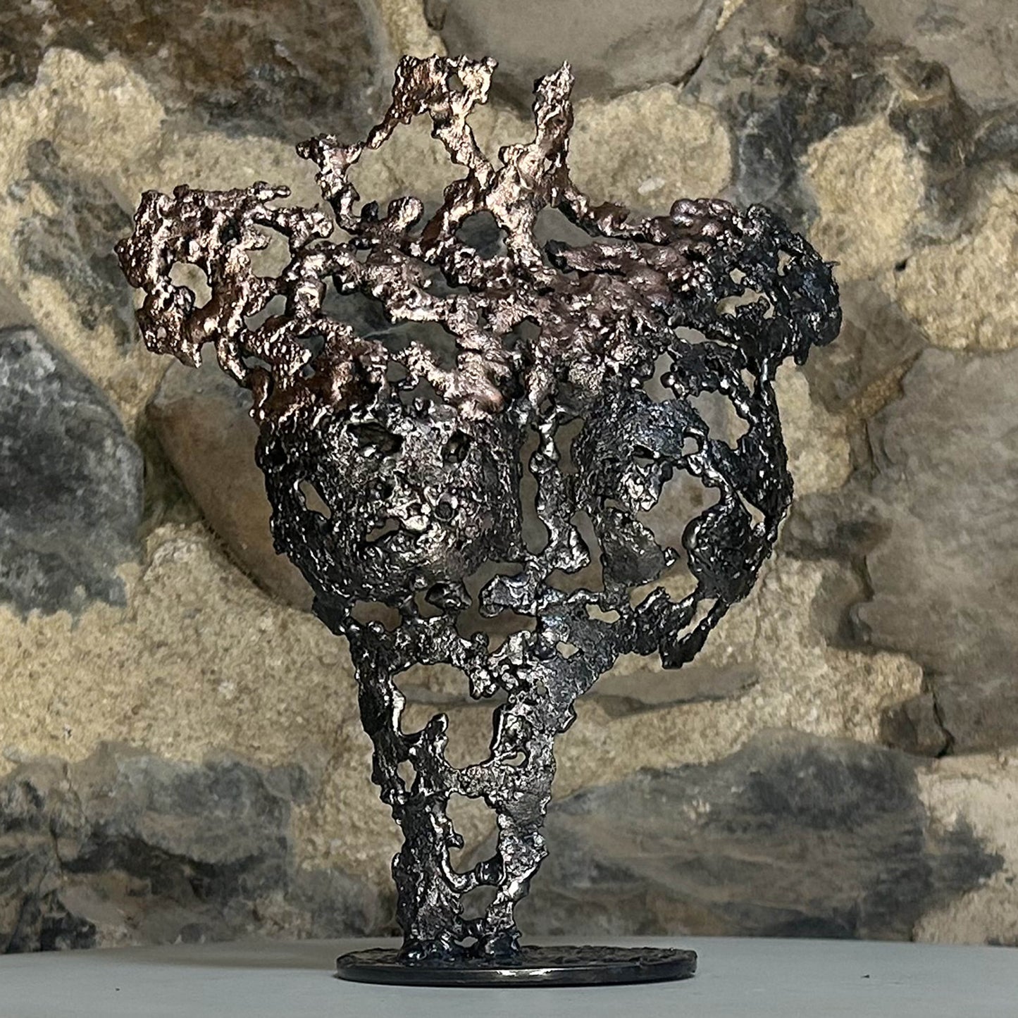 Sculpture buste de femme en dentelle de métal bicolore bronze et acier, série Parvati par Philippe Buil, échelle 1/3, effet drapé métallique - vue de face