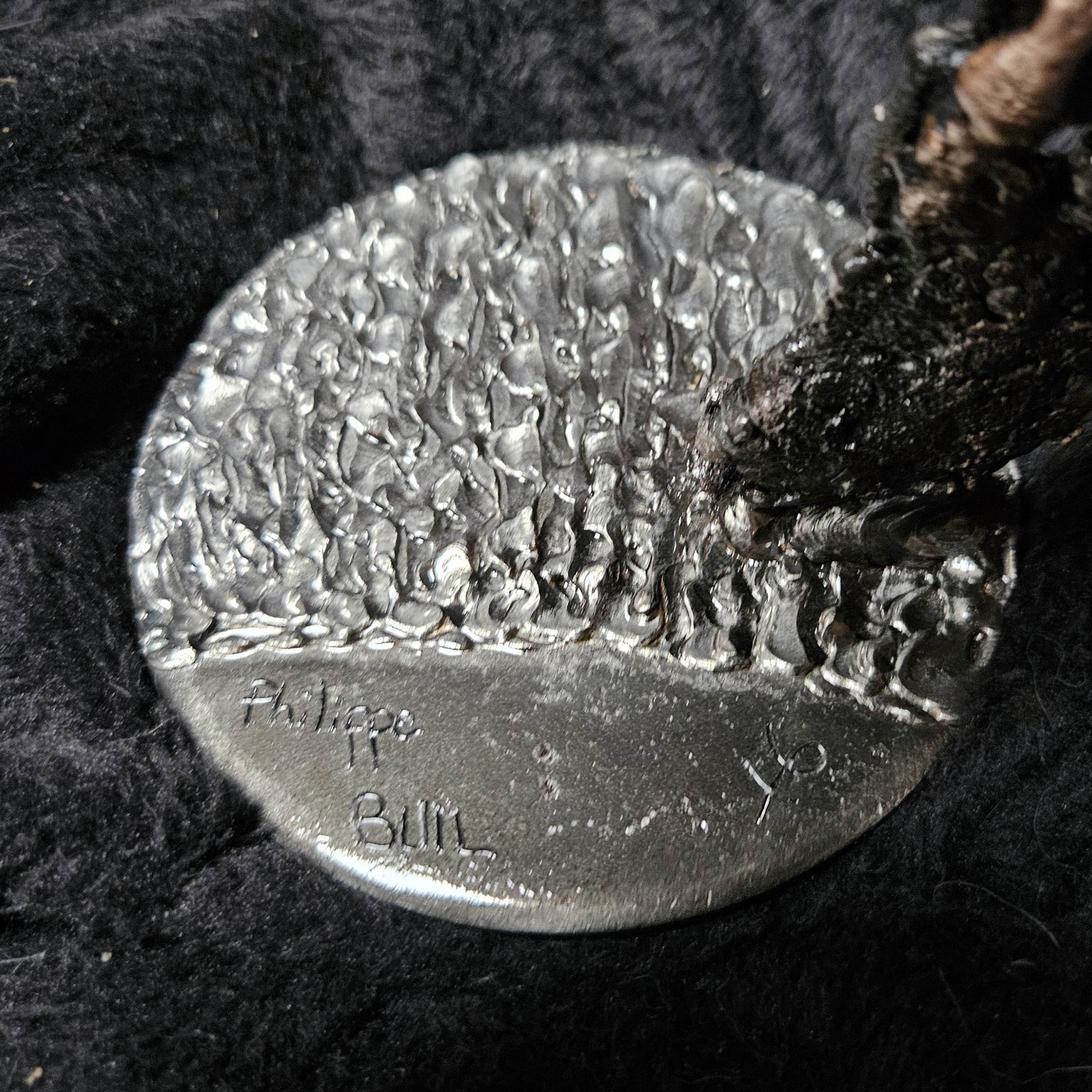 Flamme vanité 90-23 - Sculpture crane acier bronze sur flamme en dentelle métal