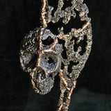 Flamme vanité 90-23 - Sculpture crane acier bronze sur flamme en dentelle métal