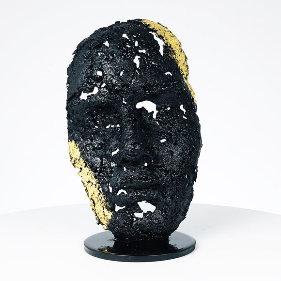 Une larme 114-21 - Sculpture visage dentelle métal noire et feuilles or 24 carats - Buil