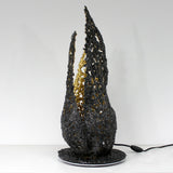 Lámpara de llama II - Escultura luminosa - Llama en encaje de acero y pan de oro de 24 quilates