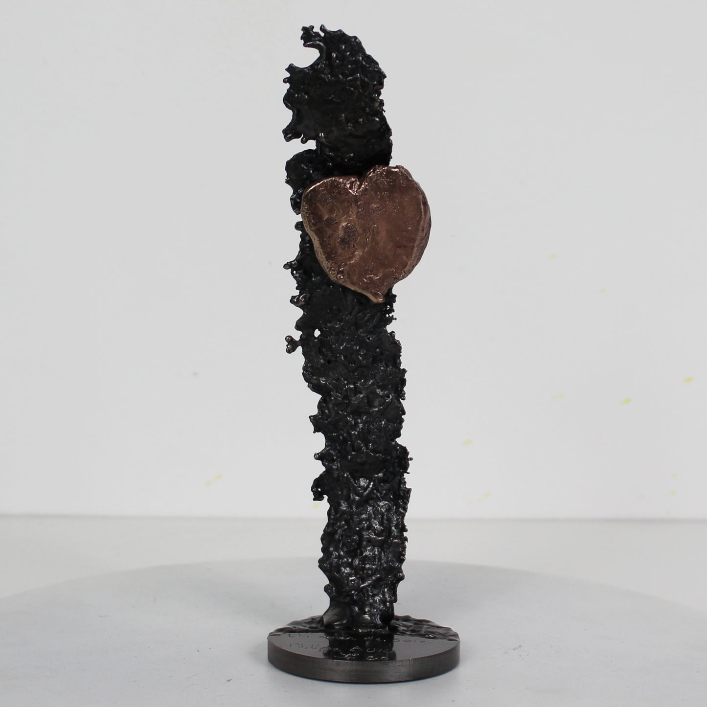 Un coeur de soie - Sculpture métal coeur en bronze sur ruban en dentelle acier