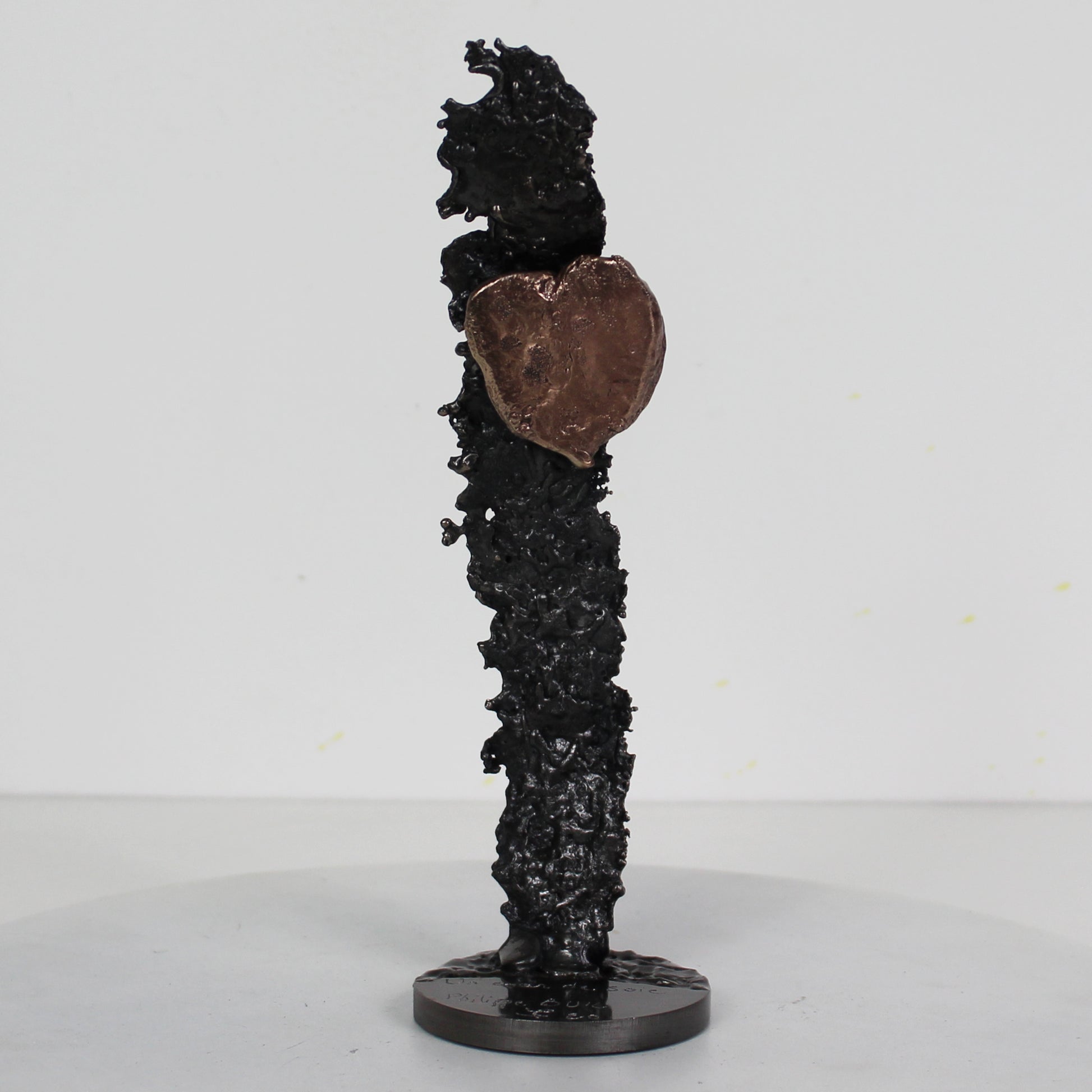 Un coeur de soie - Sculpture métal coeur en bronze sur ruban en dentelle acier