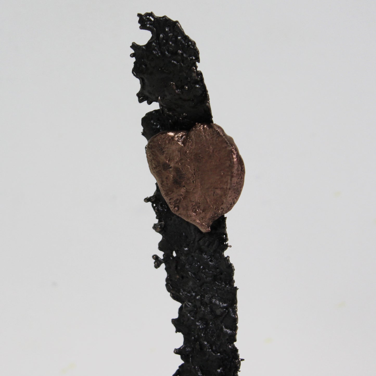 Un coeur de soie - Sculpture métal coeur en bronze sur ruban en dentelle acier