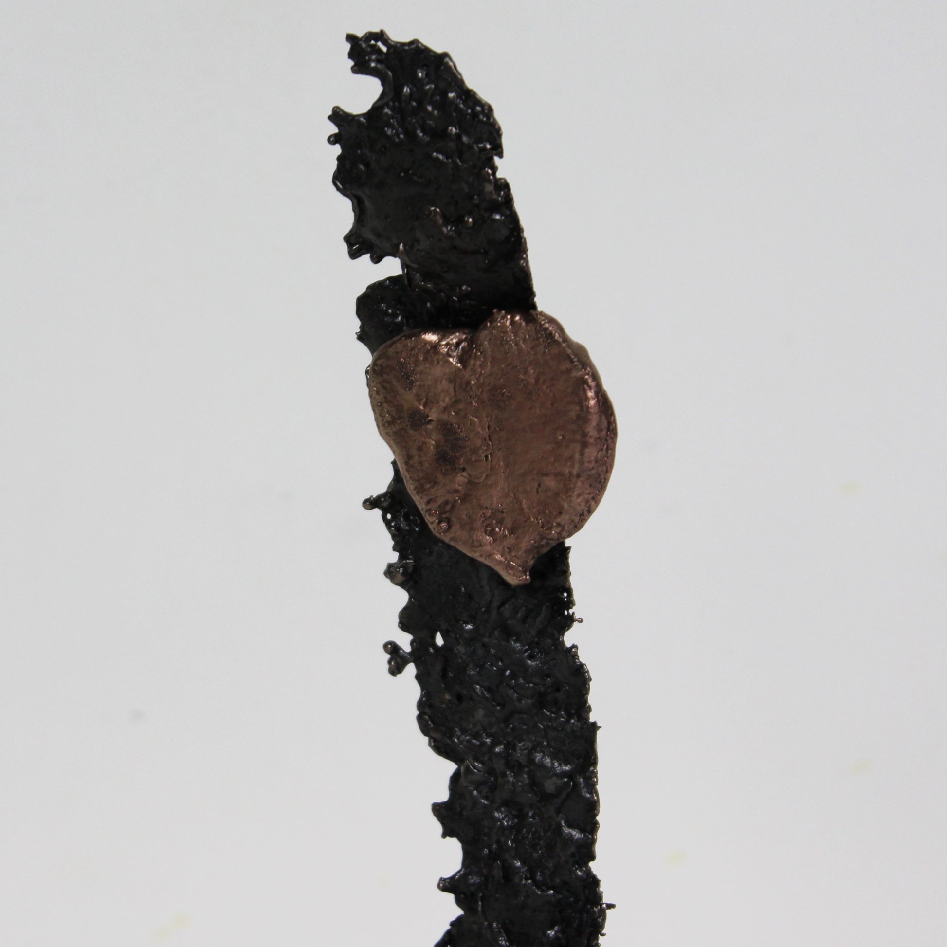 Un coeur de soie - Sculpture métal coeur en bronze sur ruban en dentelle acier