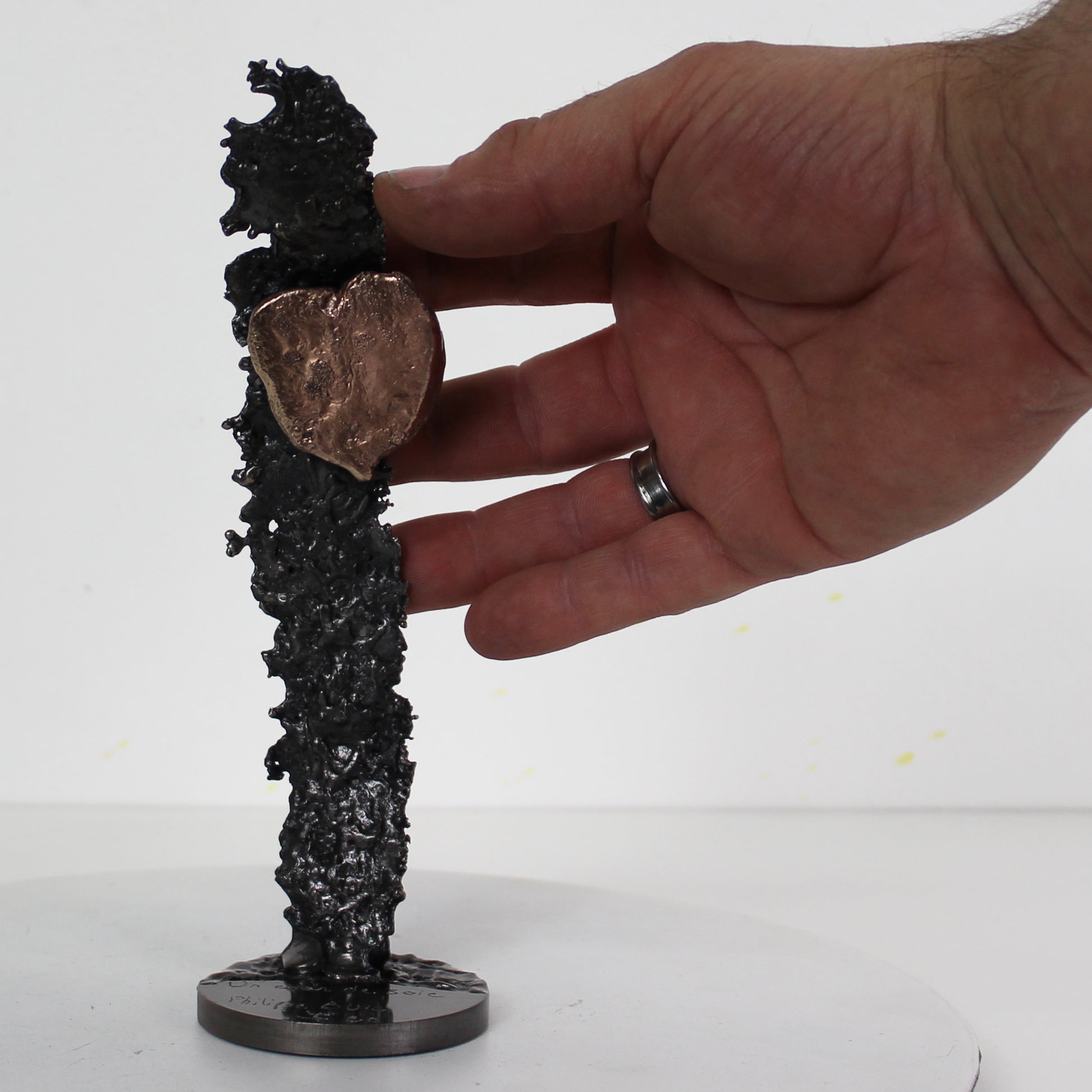 Un coeur de soie - Sculpture métal coeur en bronze sur ruban en dentelle acier