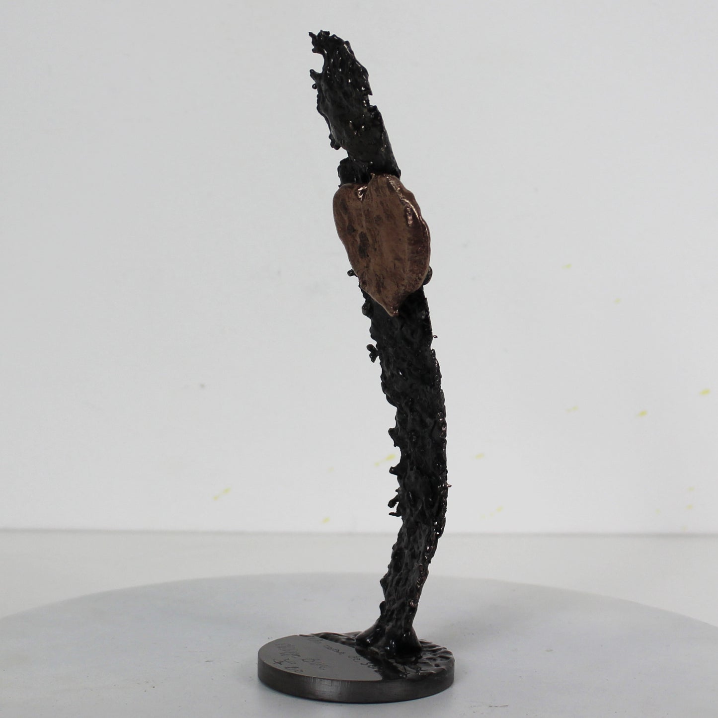 Un coeur de soie - Sculpture métal coeur en bronze sur ruban en dentelle acier