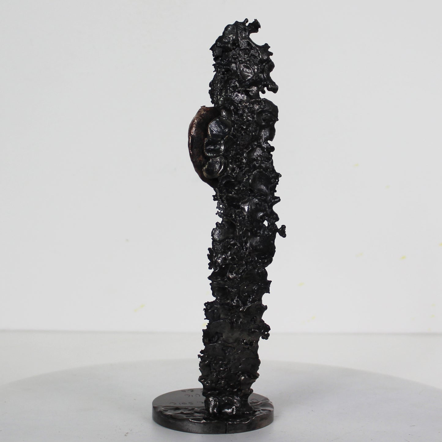 Un coeur de soie - Sculpture métal coeur en bronze sur ruban en dentelle acier