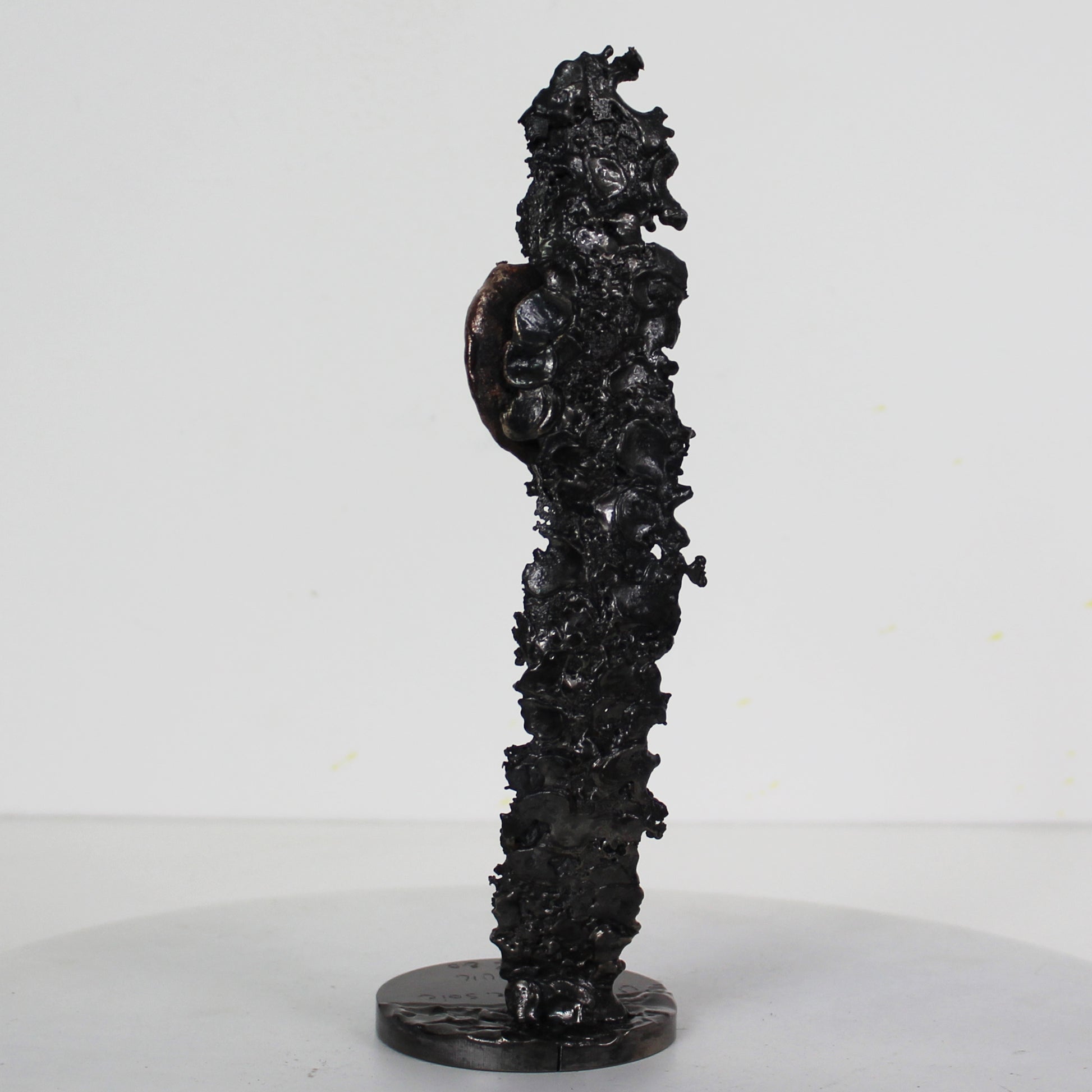 Un coeur de soie - Sculpture métal coeur en bronze sur ruban en dentelle acier