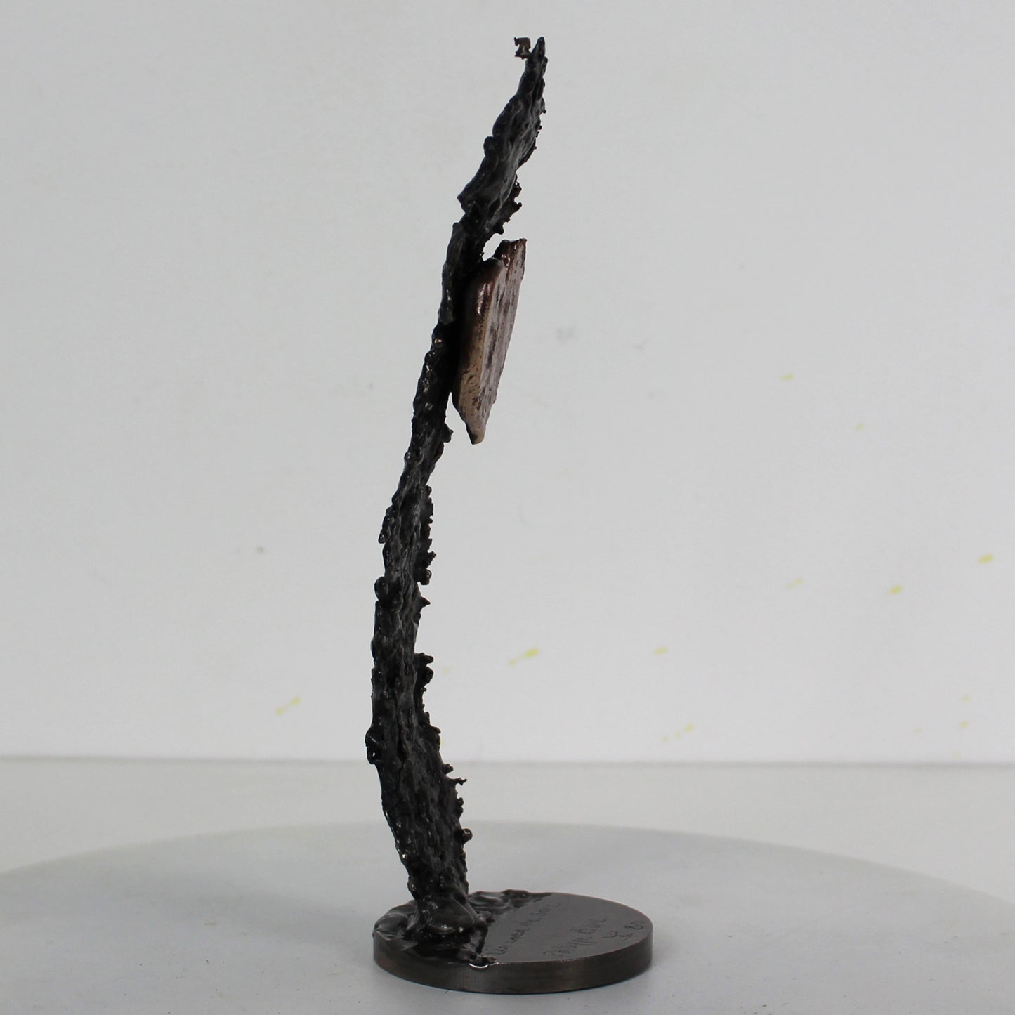 Un coeur de soie - Sculpture métal coeur en bronze sur ruban en dentelle acier